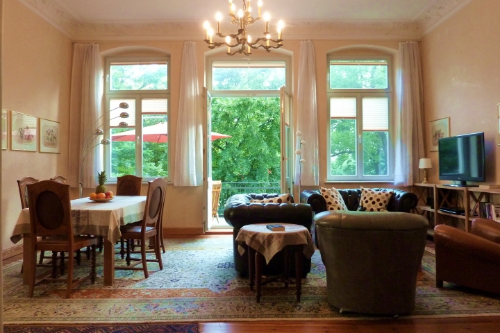 Wohnraum mit Balkon Foto 1